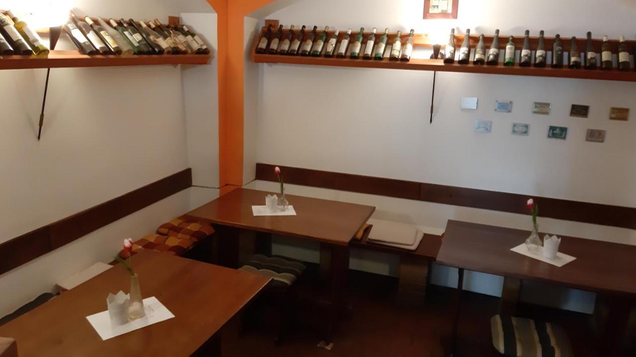 Penzion A Vinoteka Hrozen Kroměříž Buitenkant foto