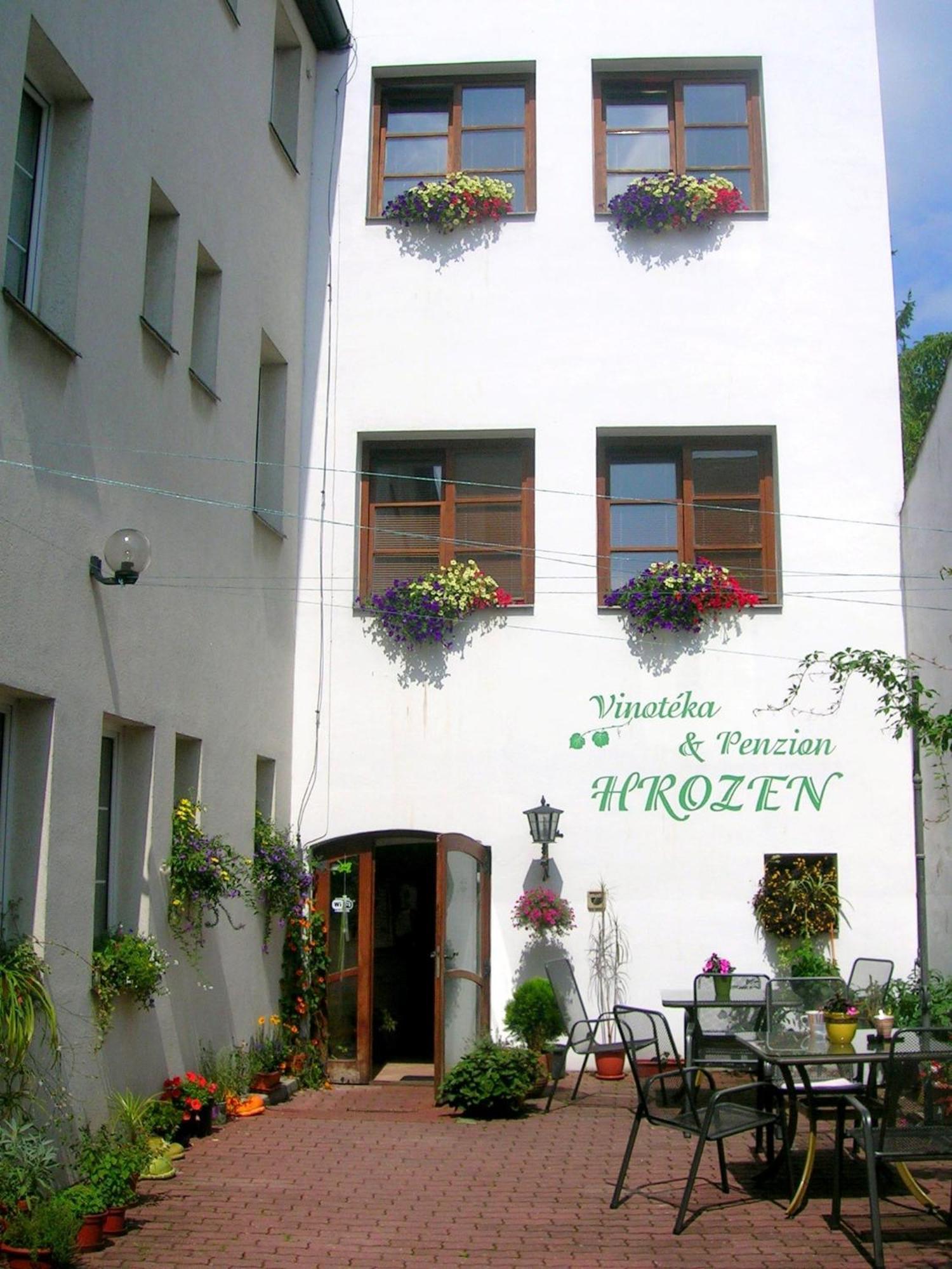 Penzion A Vinoteka Hrozen Kroměříž Buitenkant foto